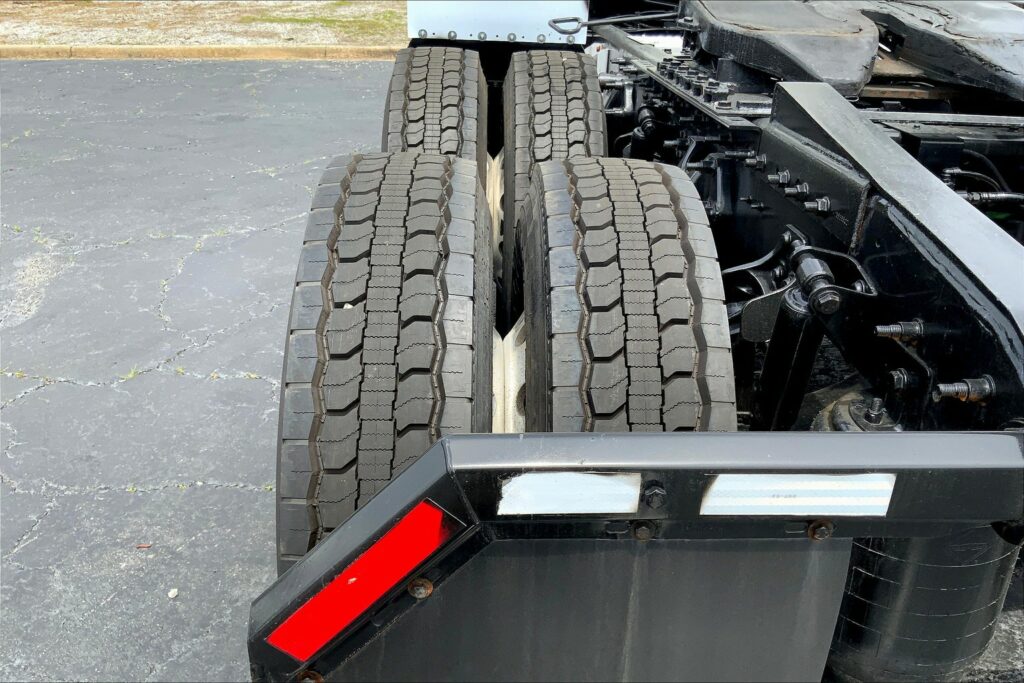 2021 CUM LT625 6×4 Sleeper