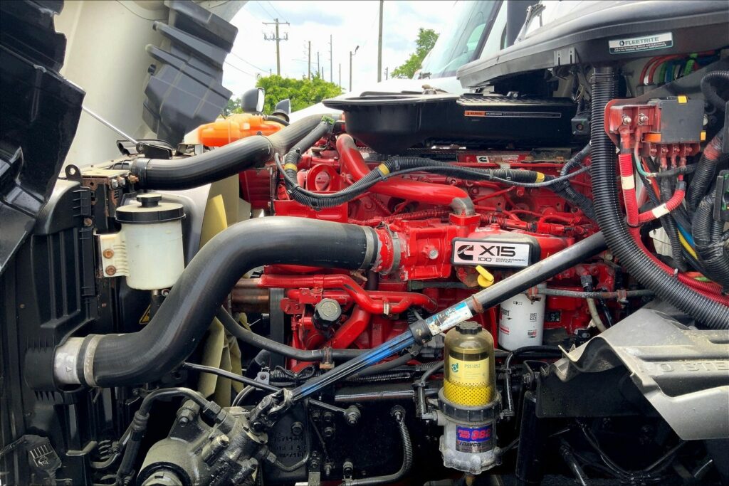 2021 CUM LT625 6×4 Sleeper