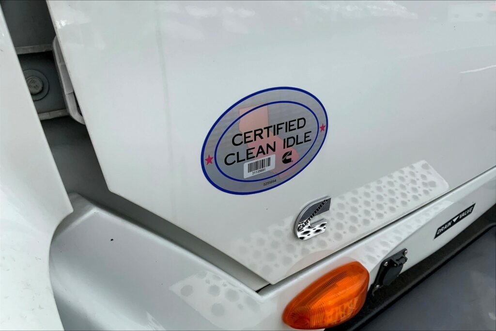 2021 CUM LT625 6×4 Sleeper