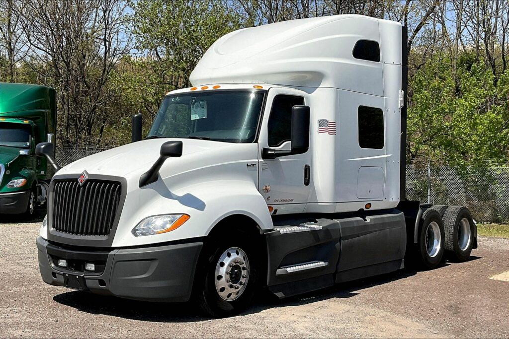 2021 CUM LT625 6×4 Sleeper