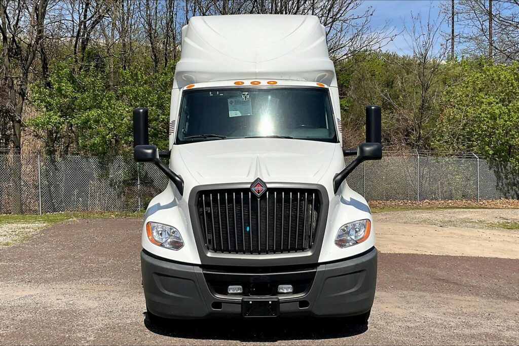 2021 CUM LT625 6×4 Sleeper