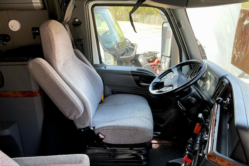 2021 CUM LT625 6×4 Sleeper