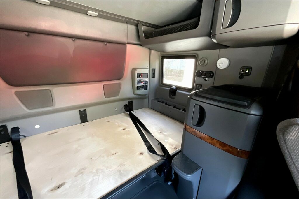 2021 CUM LT625 6×4 Sleeper