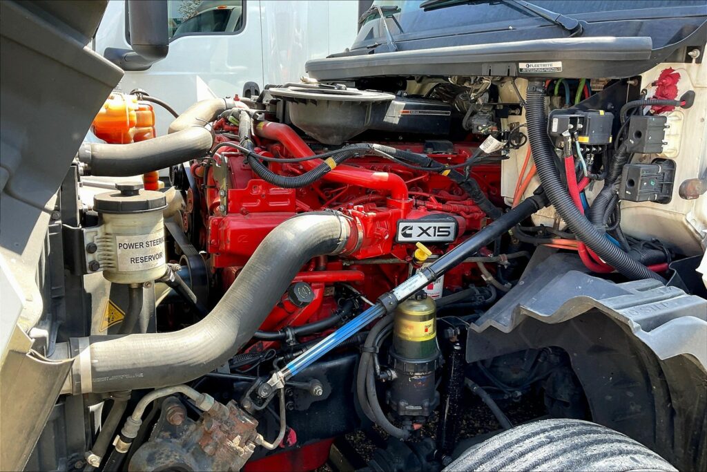 2021 CUM LT625 6×4 Sleeper