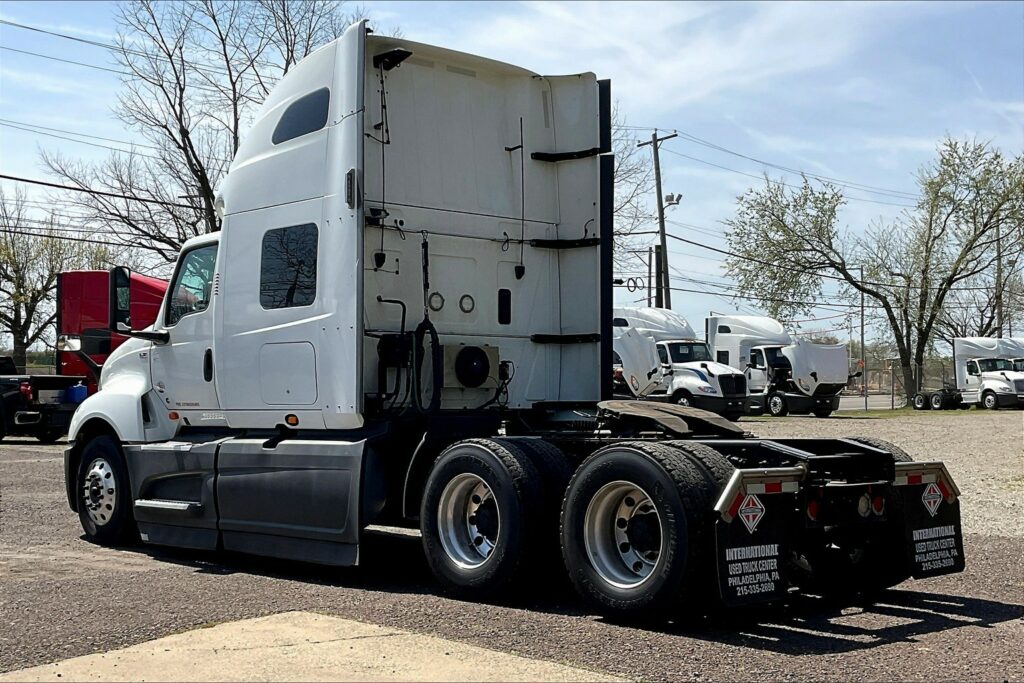 2021 CUM LT625 6×4 Sleeper