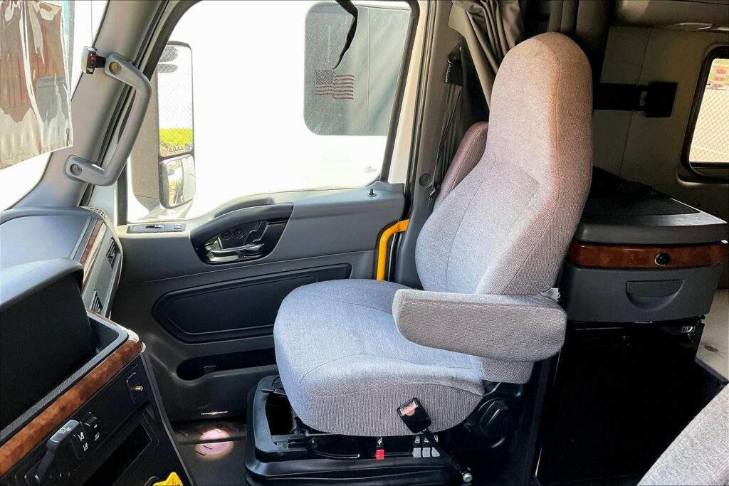 2021 CUM LT625 6×4 Sleeper