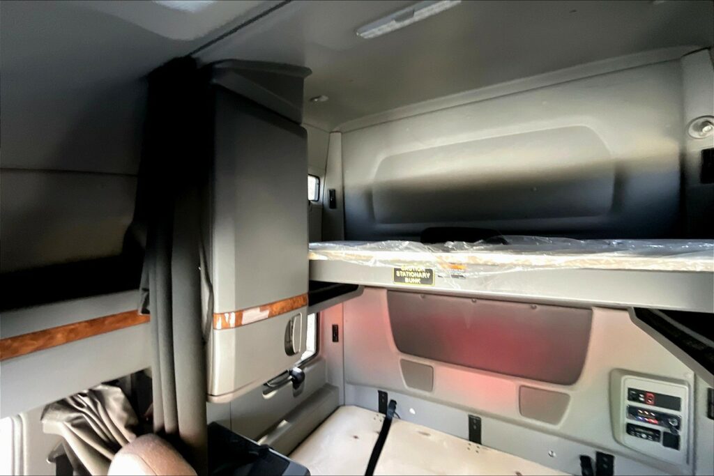 2021 CUM LT625 6×4 Sleeper