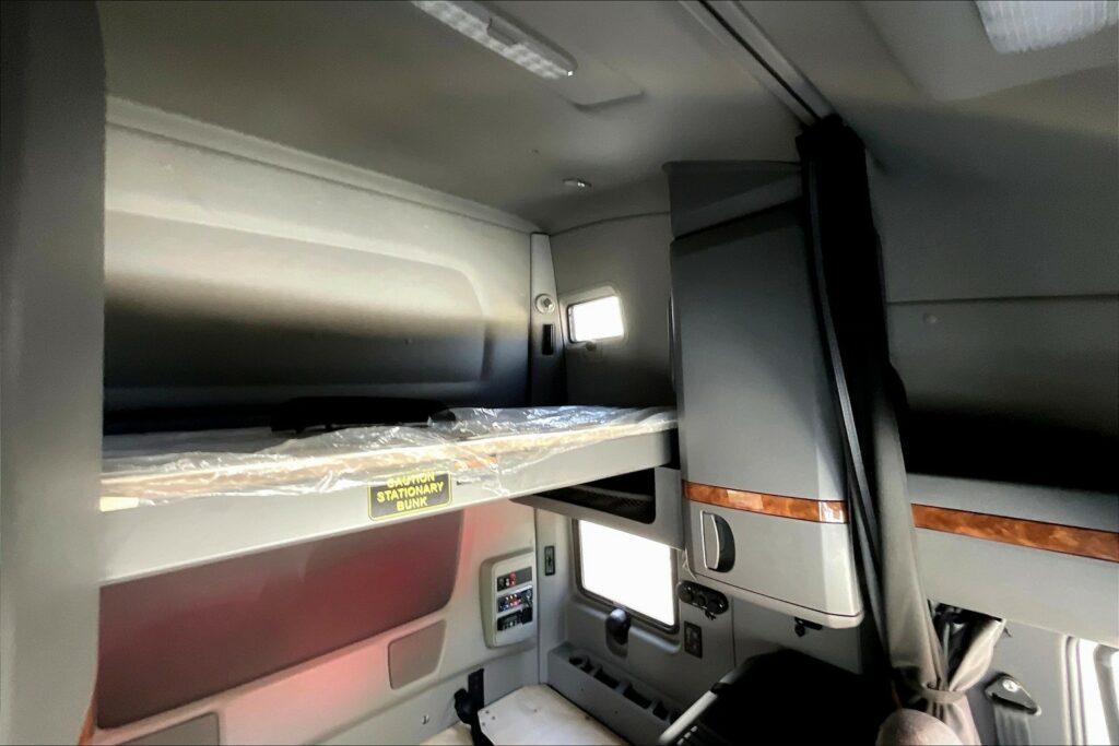 2021 CUM LT625 6×4 Sleeper