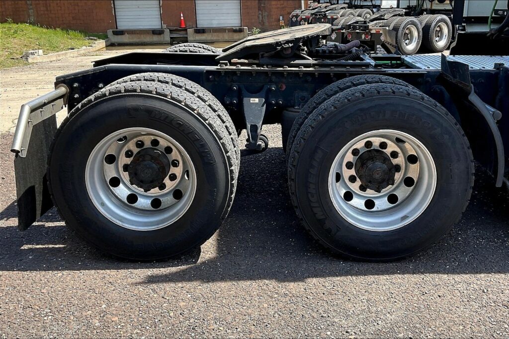 2021 CUM LT625 6×4 Sleeper