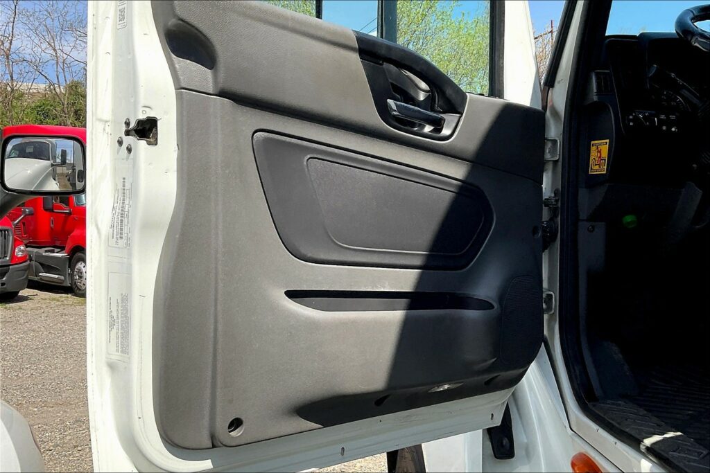 2021 CUM LT625 6×4 Sleeper