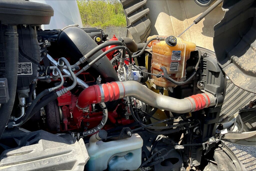 2021 CUM LT625 6×4 Sleeper