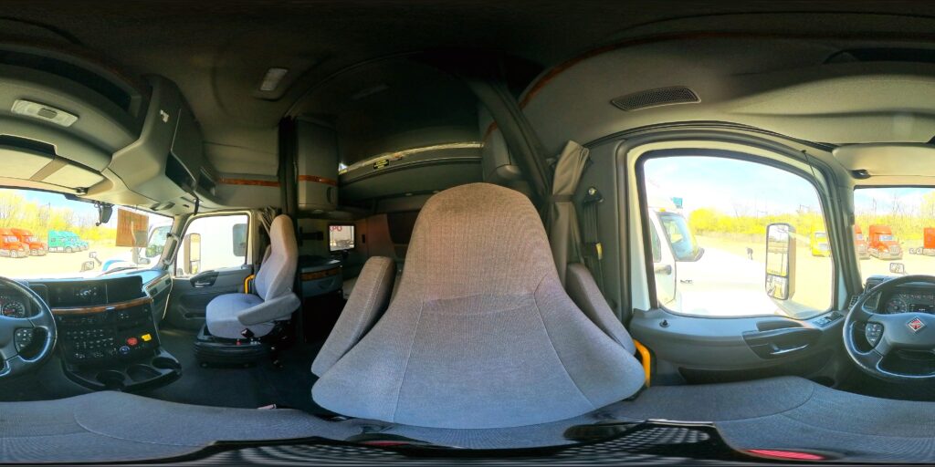 2021 CUM LT625 6×4 Sleeper