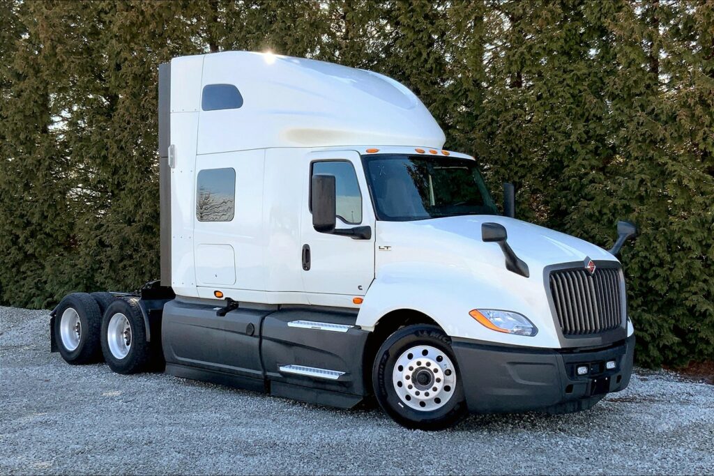 2021 CUM LT625 6×4 Sleeper