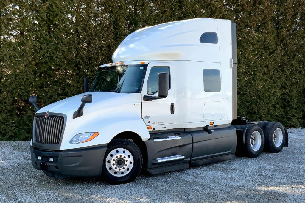 2021 CUM LT625 6×4 Sleeper