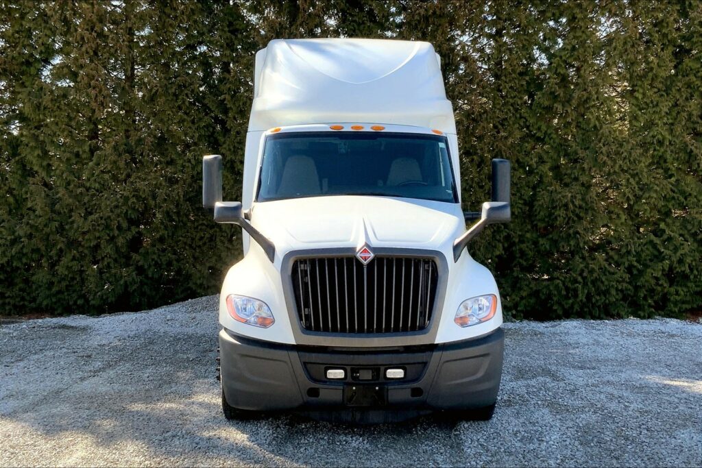 2021 CUM LT625 6×4 Sleeper