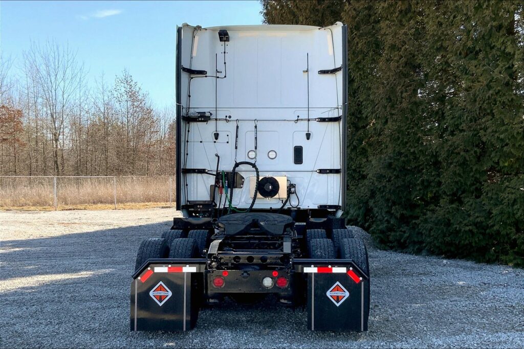 2021 CUM LT625 6×4 Sleeper