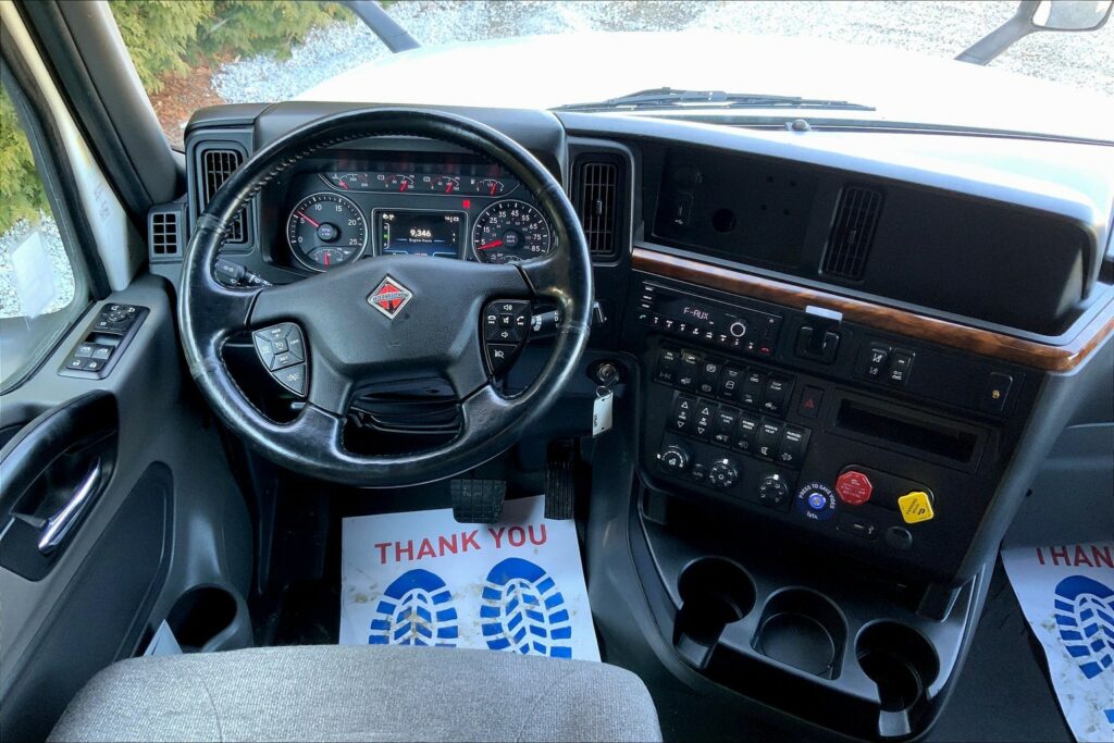 2021 CUM LT625 6×4 Sleeper