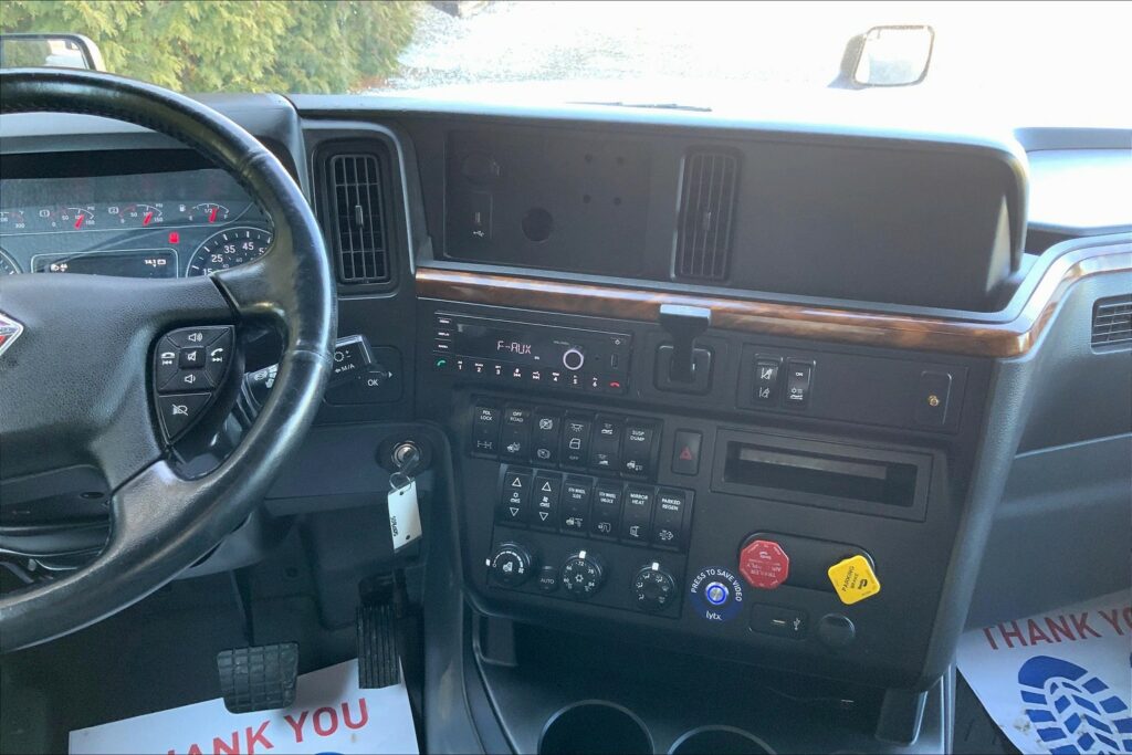 2021 CUM LT625 6×4 Sleeper