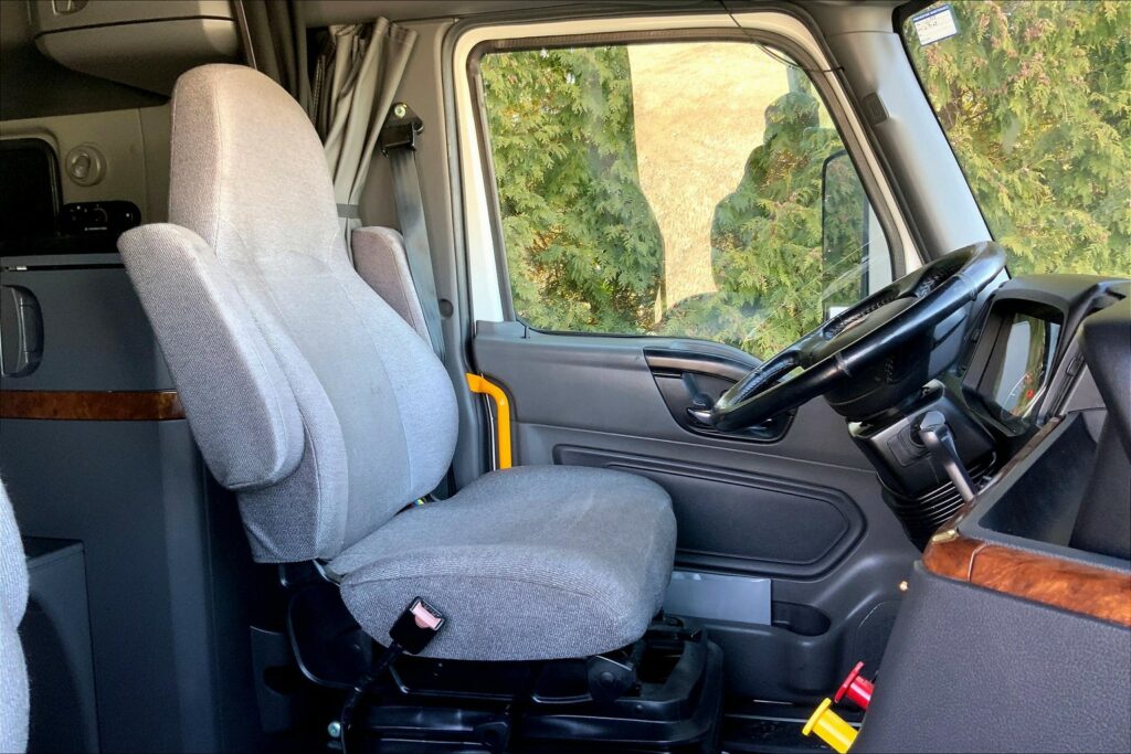 2021 CUM LT625 6×4 Sleeper