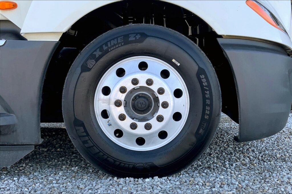 2021 CUM LT625 6×4 Sleeper