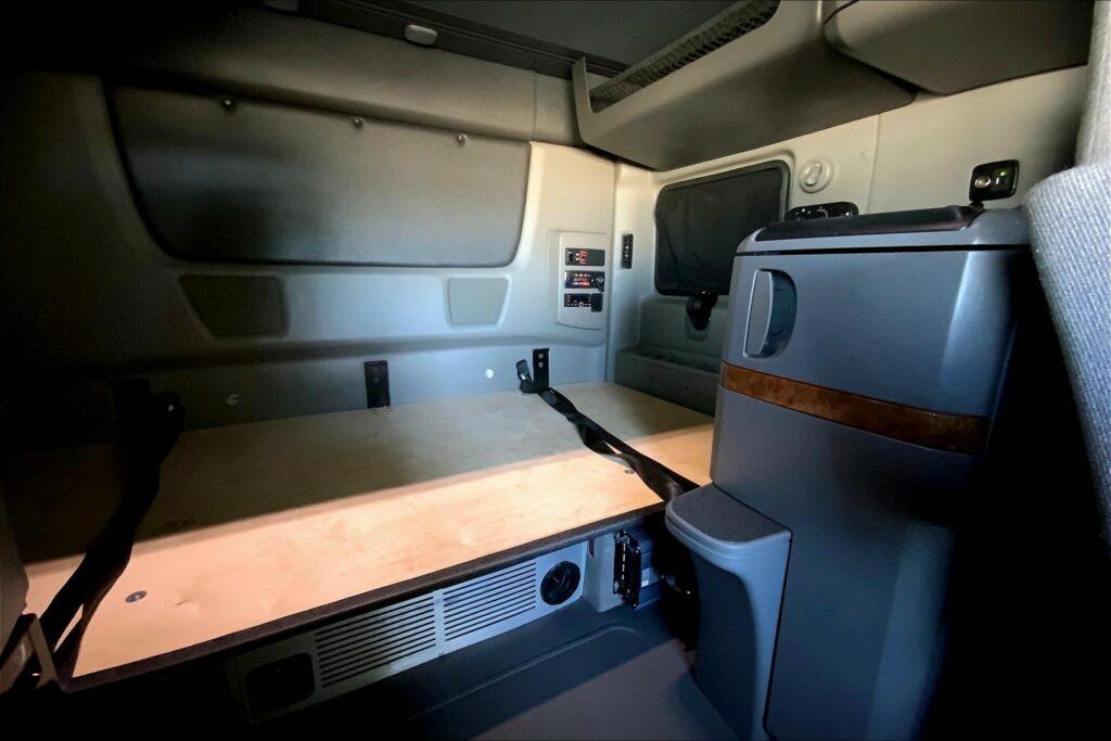 2021 CUM LT625 6×4 Sleeper