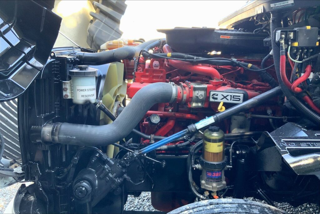 2021 CUM LT625 6×4 Sleeper