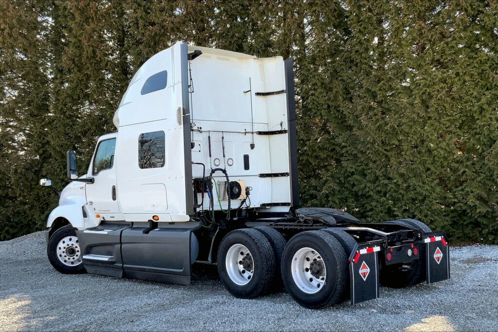 2021 CUM LT625 6×4 Sleeper