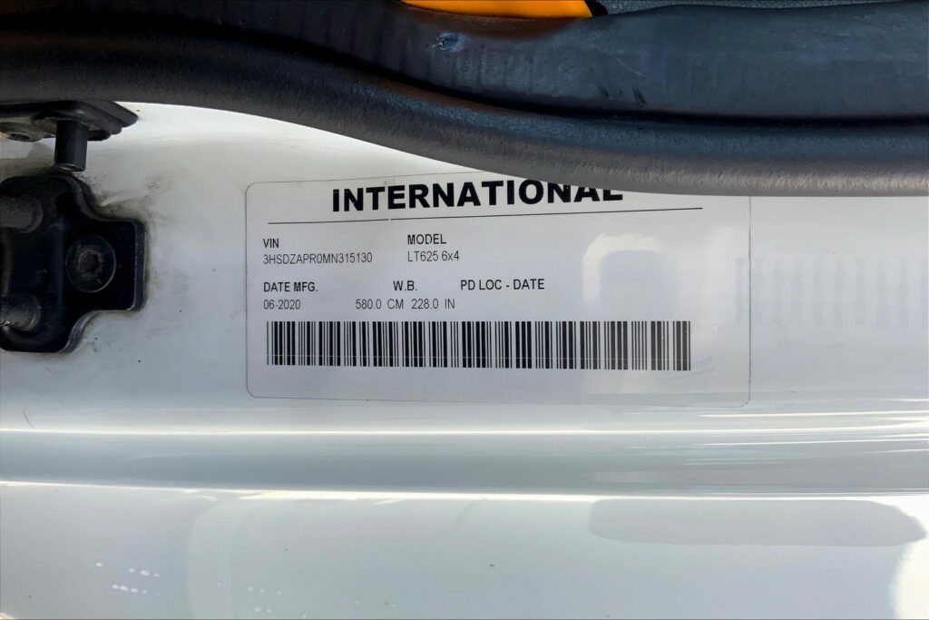 2021 CUM LT625 6×4 Sleeper