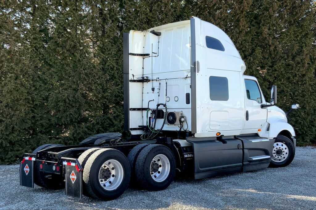 2021 CUM LT625 6×4 Sleeper