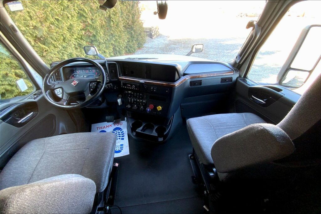 2021 CUM LT625 6×4 Sleeper