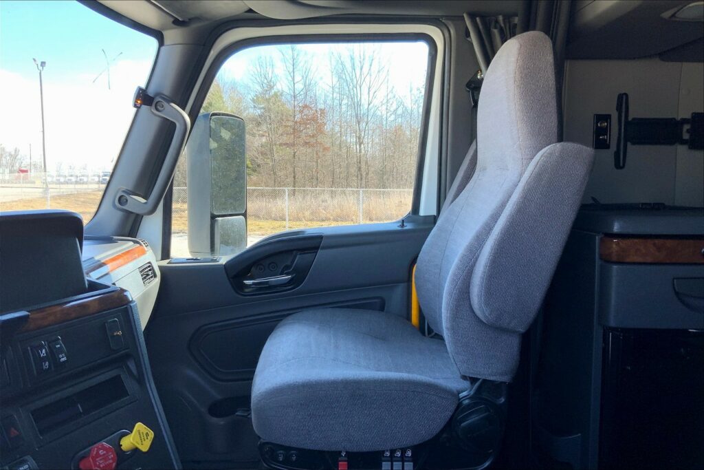 2021 CUM LT625 6×4 Sleeper