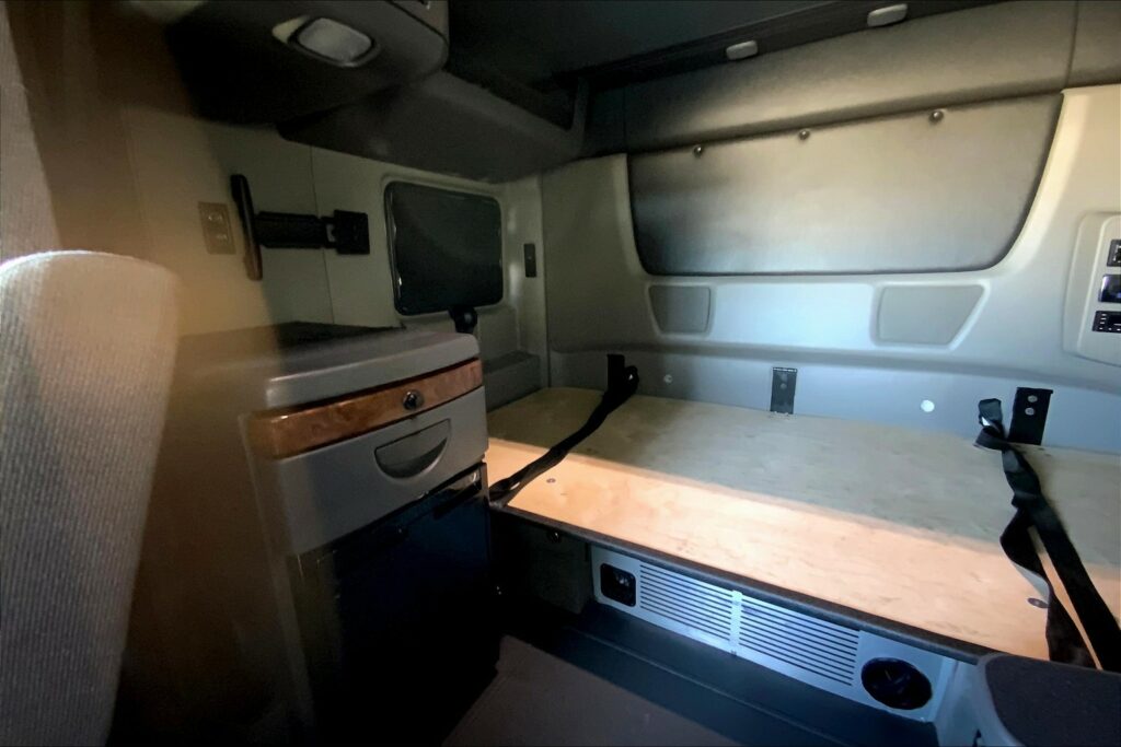 2021 CUM LT625 6×4 Sleeper