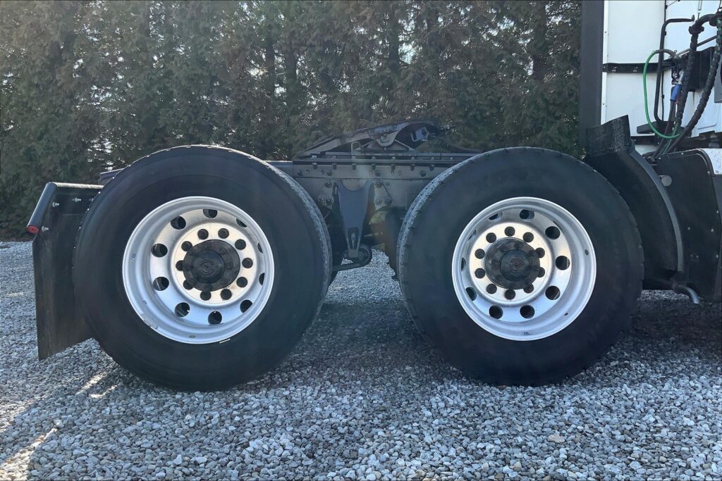 2021 CUM LT625 6×4 Sleeper