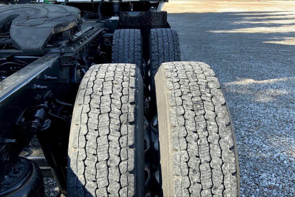 2021 CUM LT625 6×4 Sleeper