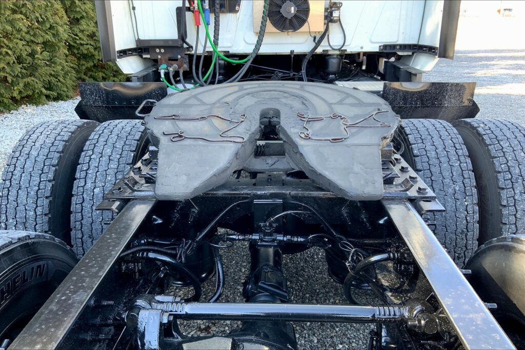 2021 CUM LT625 6×4 Sleeper