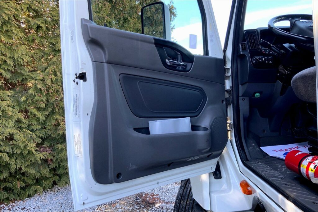 2021 CUM LT625 6×4 Sleeper