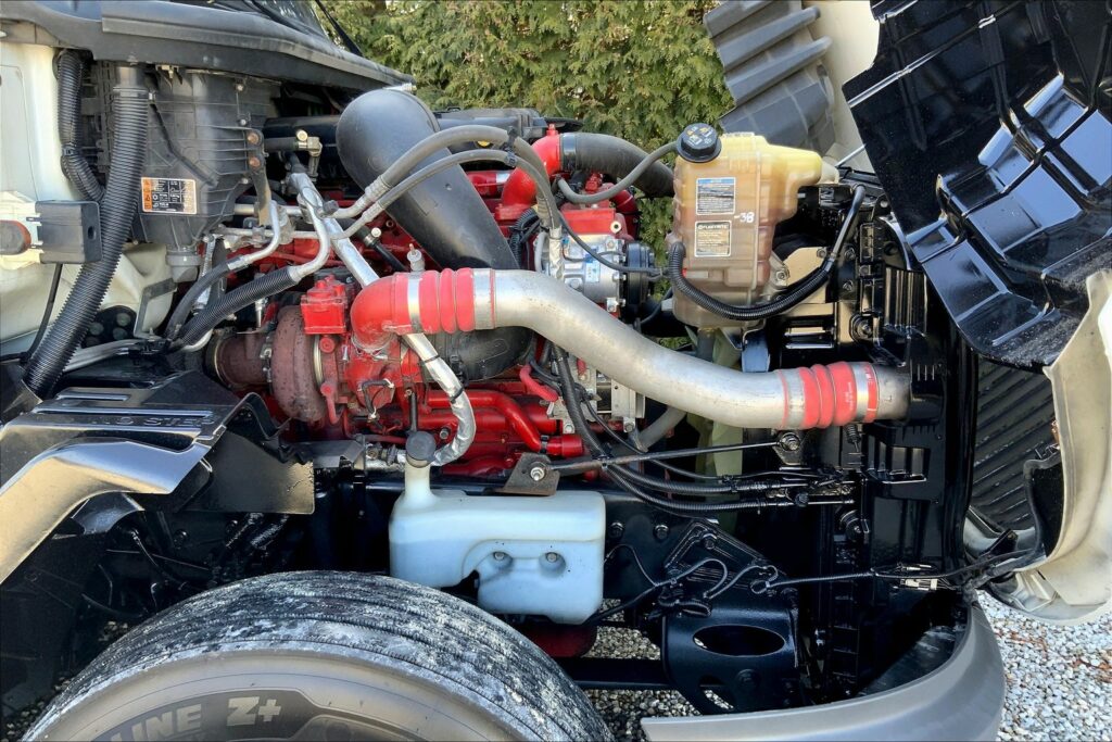 2021 CUM LT625 6×4 Sleeper