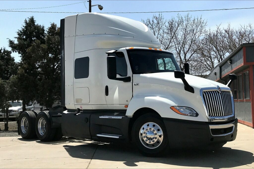 2022 CUM LT625 6×4 Sleeper