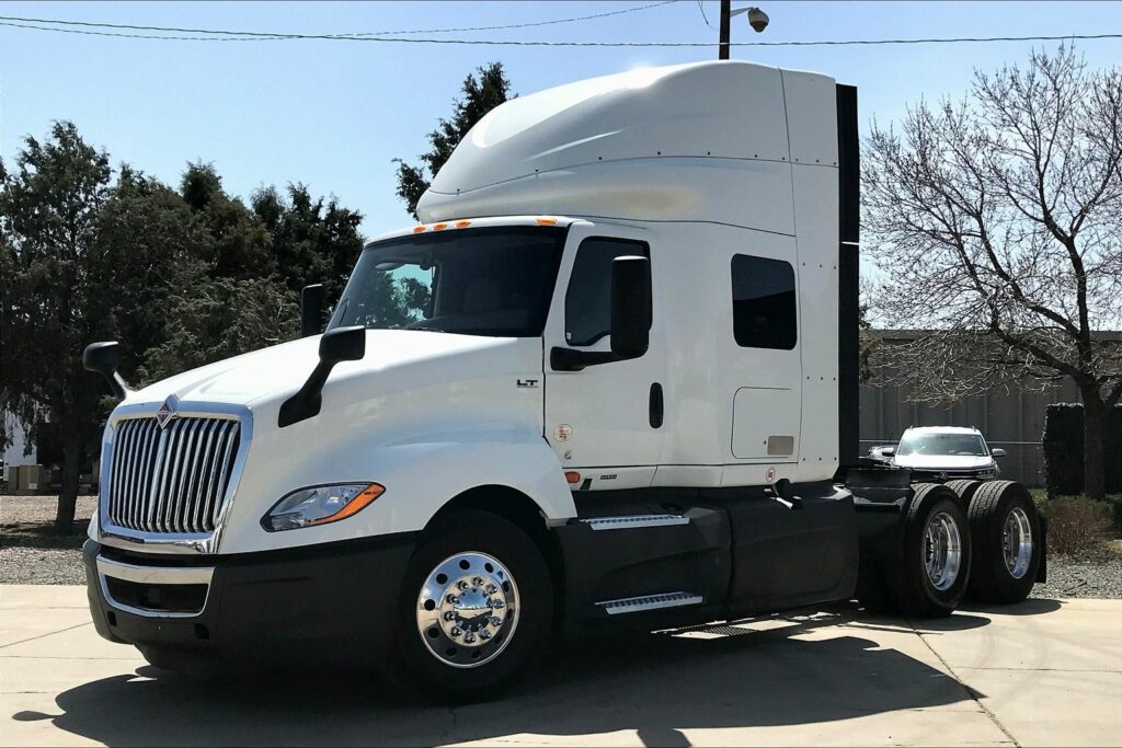 2022 CUM LT625 6×4 Sleeper