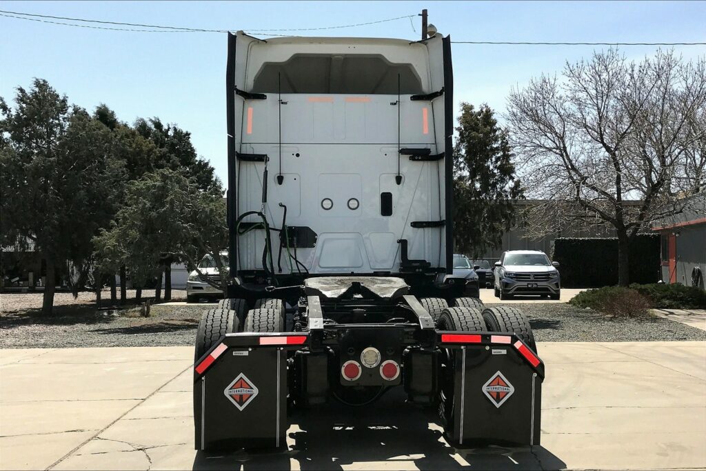 2022 CUM LT625 6×4 Sleeper