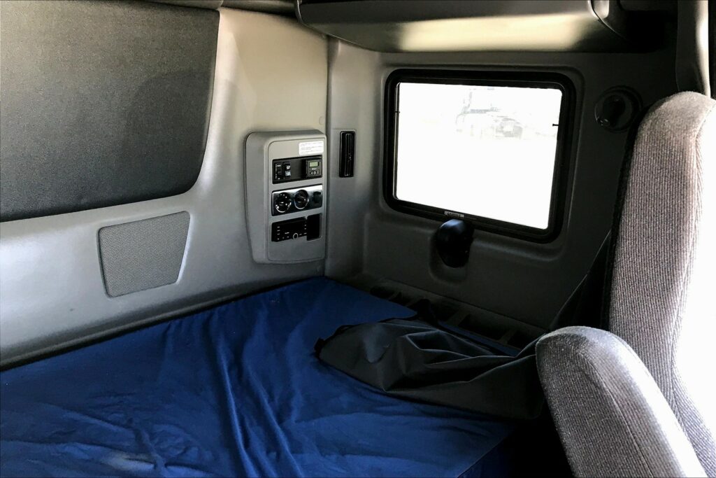 2022 CUM LT625 6×4 Sleeper