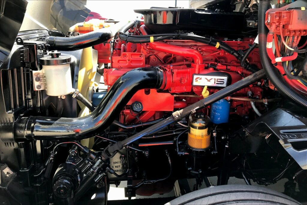 2022 CUM LT625 6×4 Sleeper