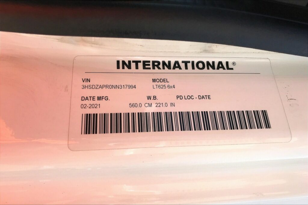 2022 CUM LT625 6×4 Sleeper