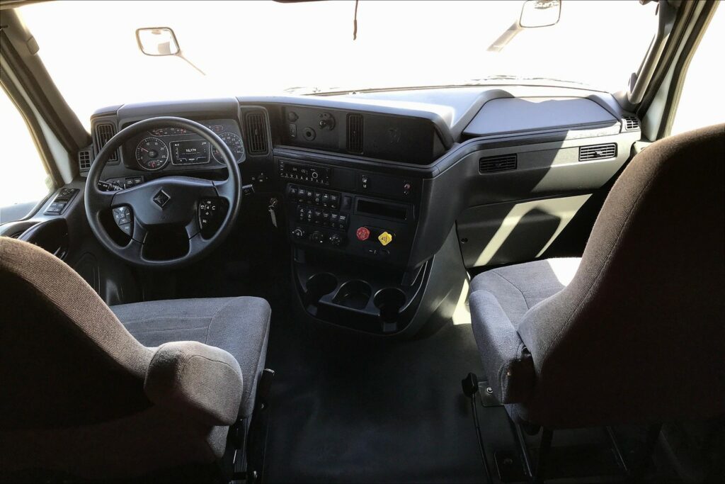 2022 CUM LT625 6×4 Sleeper