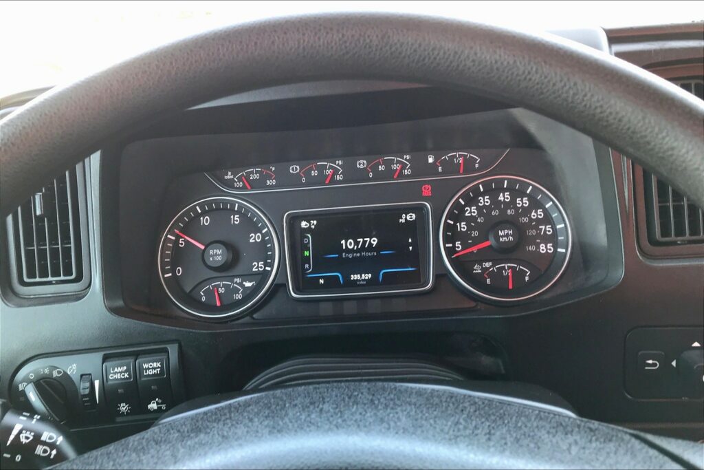 2022 CUM LT625 6×4 Sleeper