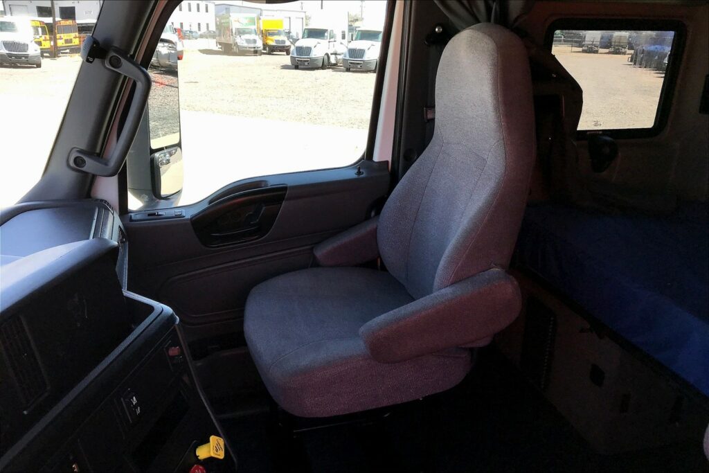 2022 CUM LT625 6×4 Sleeper