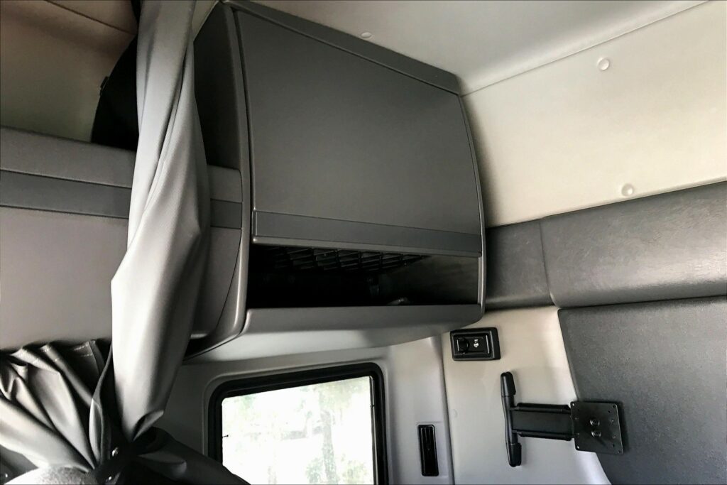 2022 CUM LT625 6×4 Sleeper