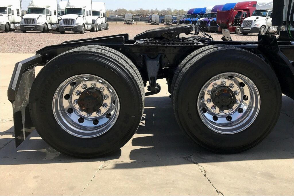 2022 CUM LT625 6×4 Sleeper