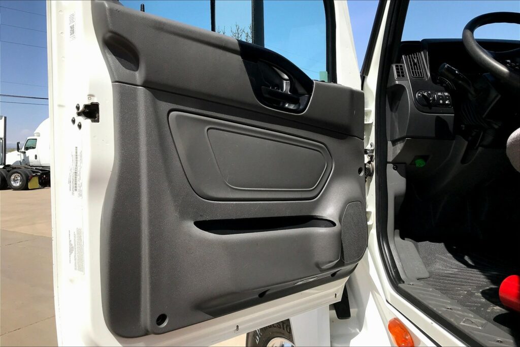 2022 CUM LT625 6×4 Sleeper