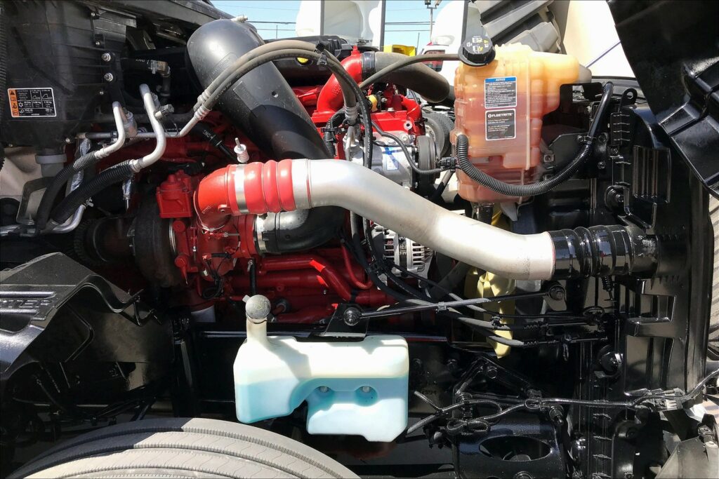 2022 CUM LT625 6×4 Sleeper